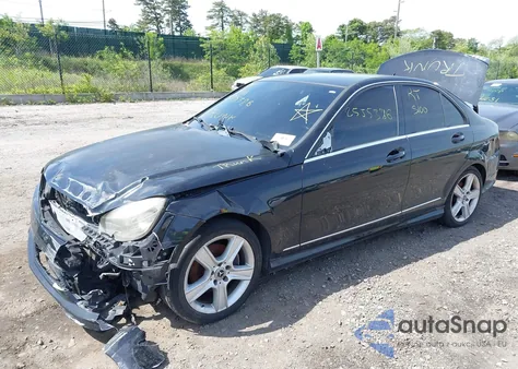 2010 Mercedes-Benz C 300 Luxury 4Matic/Sport 4Matic z USA, uszkodzony, nr VIN WDDGF8BB6AR105574